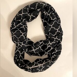 Yoga NWOT Infinity Travel Scarf Purse Black White Alhambra Clover Pattern OS